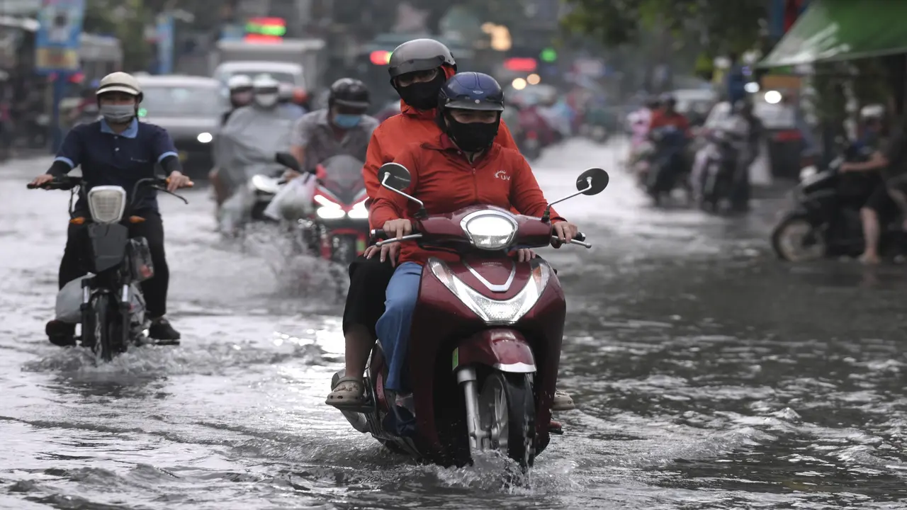 TPHCM và Nam Bộ tiếp tục có mưa, biển động