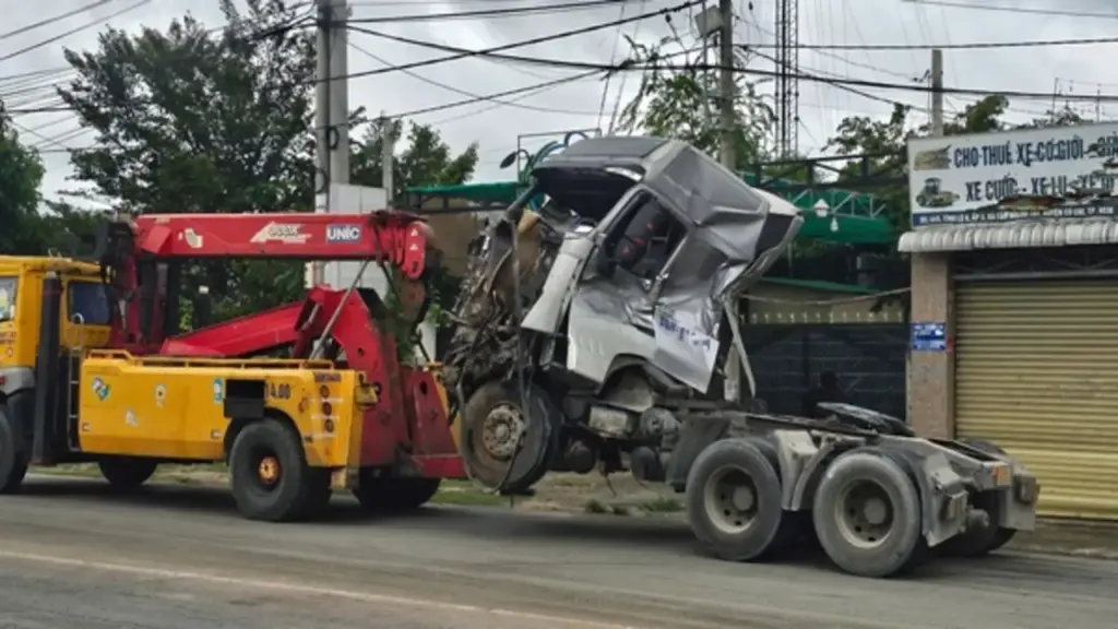 TP.HCM: Xe đầu kéo 'đấu đầu' xe tải cẩu, 2 người kẹt trong ca bin