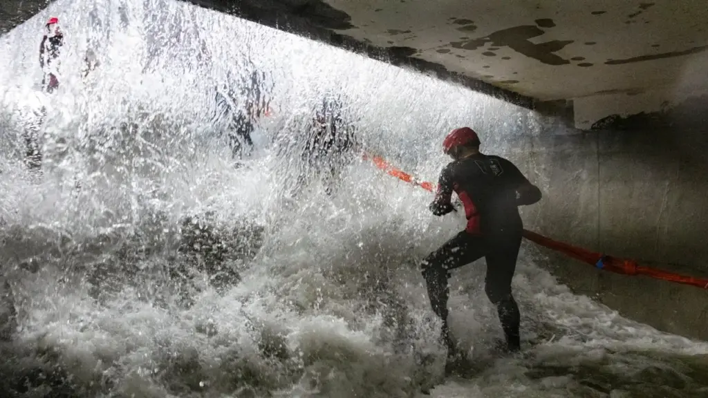 Trải nghiệm mưa xối gió quật trong lò luyện sinh tồn tại Trung Quốc