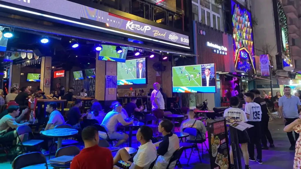 Trắng đêm xem World Cup: Làm thế nào để vui mà vẫn khỏe?