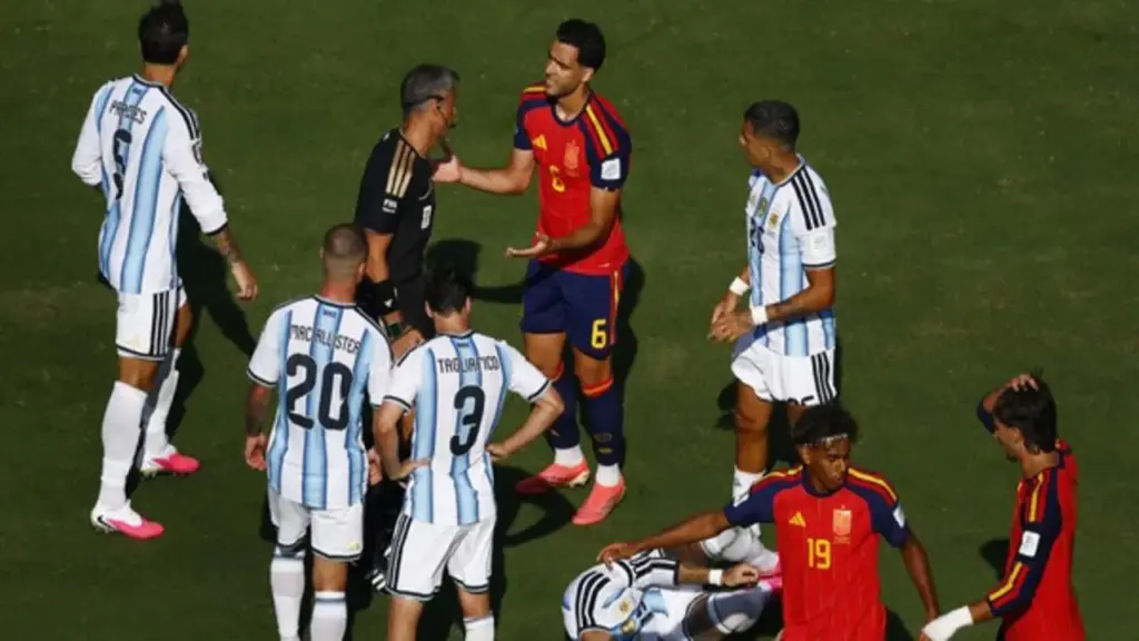 Tranh cãi trọng tài Vincic hủy bàn thắng của Tây Ban Nha: Williams mắc lỗi gì trước Argentina?