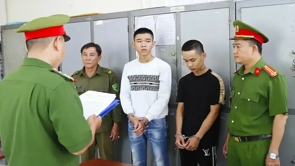 Tranh giành khách, nhóm tài xế xe công nghệ mang dao gây rối