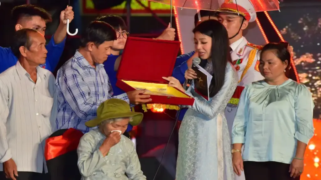 Trao di vật Liệt sĩ Huỳnh Văn Quên cho gia đình ở Vàm Cỏ, hài cốt tìm thấy là anh 'Hai Quên'