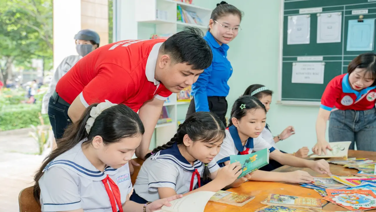 Trao học bổng, mang không gian đọc sách đến thiếu nhi xã Thường Tân