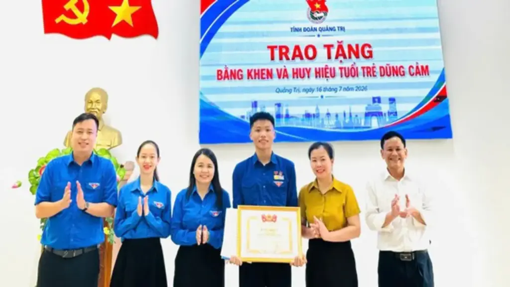 Trao Huy hiệu 'Tuổi trẻ dũng cảm' cho nam sinh lao ra biển cứu hai trẻ em
