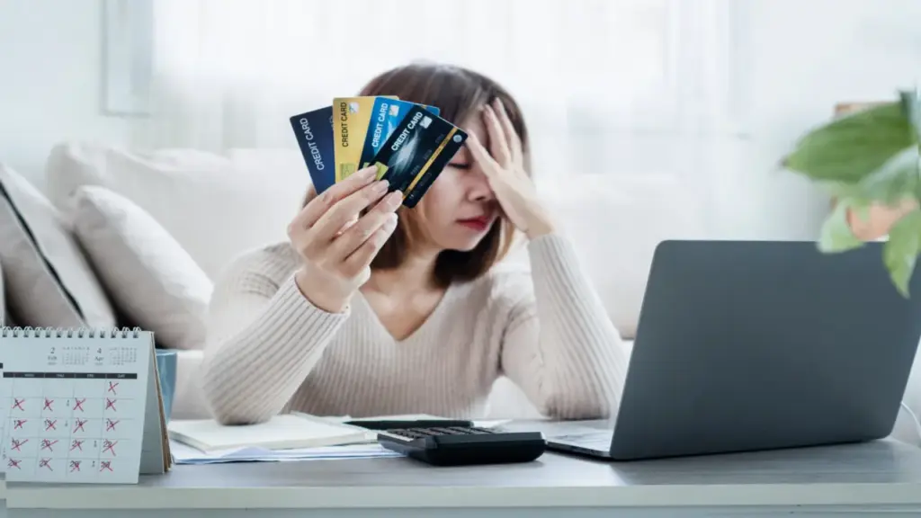 Trào lưu "mua sắm giả" để giải tỏa áp lực thật của giới trẻ Hàn
