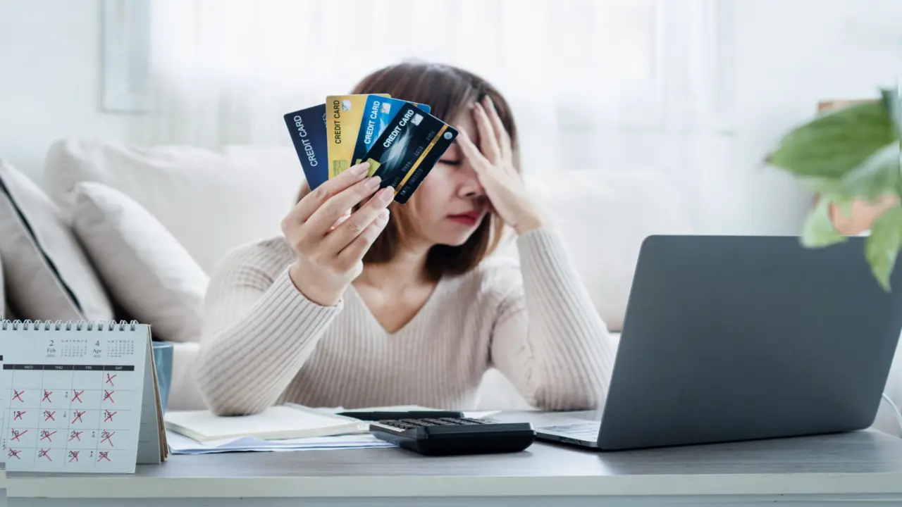 Trào lưu "mua sắm giả" để giải tỏa áp lực thật của giới trẻ Hàn