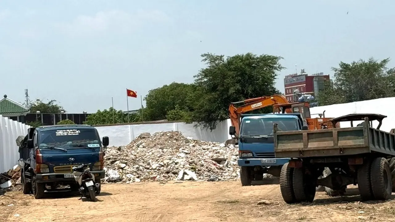 Triệt phá đường dây đổ gần 800 tấn xà bần san lấp trái phép ở TP.HCM