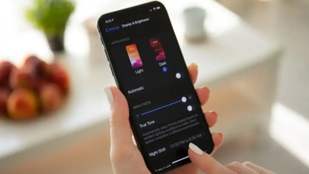 Trời tối, có nên bật chế độ Dark mode?