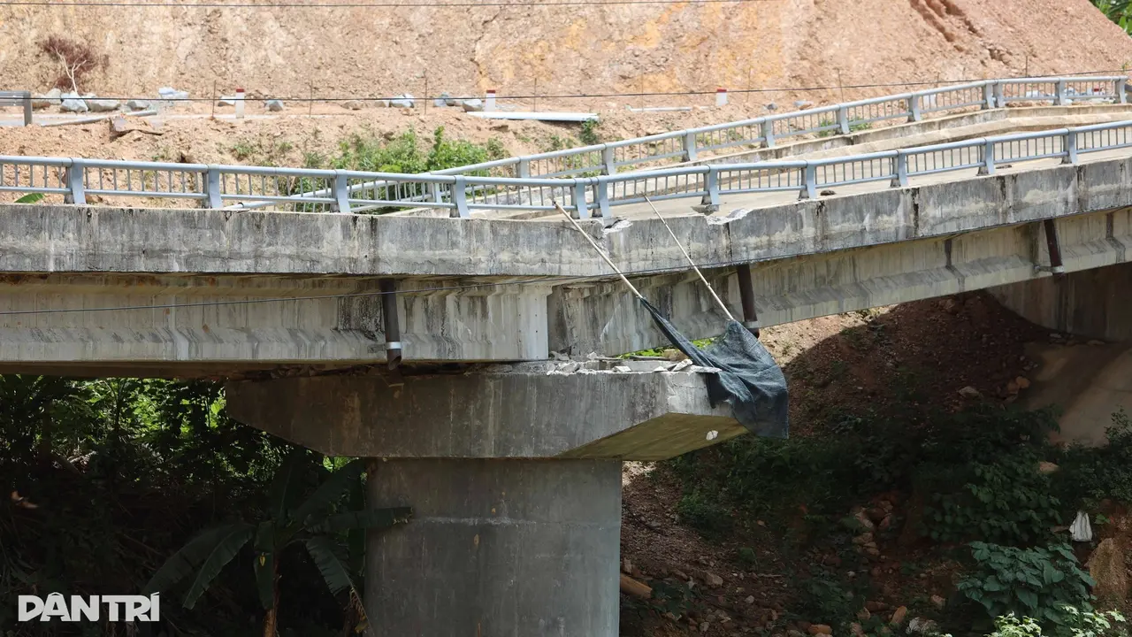 Trụ cầu trên đường Hồ Chí Minh dịch chuyển 1,5m do ảnh hưởng mưa lũ lịch sử