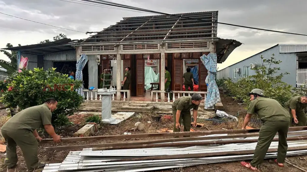 Trụ điện đổ, nhà dân bị tốc mái sau trận mưa kèm lốc xoáy