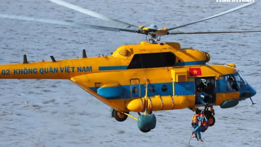 Trực thăng quân sự 917 huấn luyện bay treo cấp cứu trên biển Rạch Giá