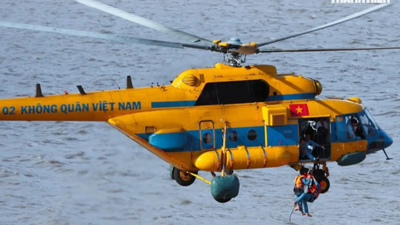 Trực thăng quân sự 917 huấn luyện bay treo cấp cứu trên biển Rạch Giá
