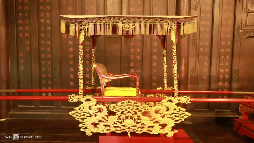 Trưng bày cổ vật triều Nguyễn