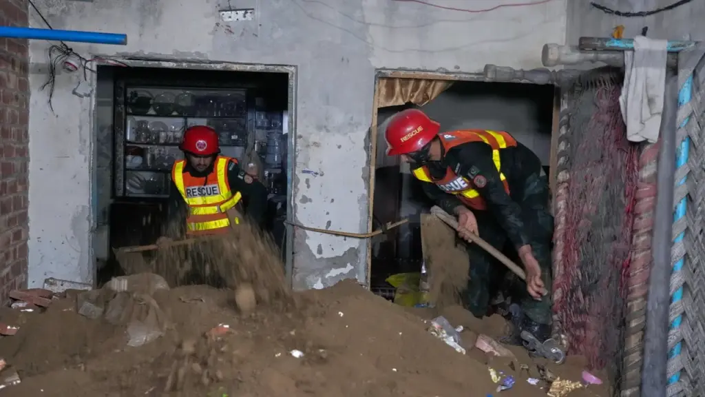 Trung tâm dạy thêm sập mái, 14 học sinh thiệt mạng