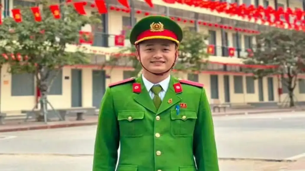 Trung úy công an cứu 2 người chới với dưới hồ nước