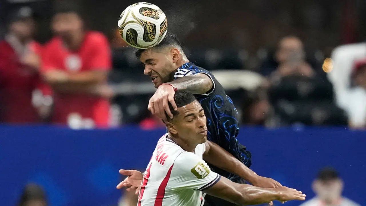 Trung vệ Argentina: 'Hy vọng tôi không ngớ ngẩn như Neville'