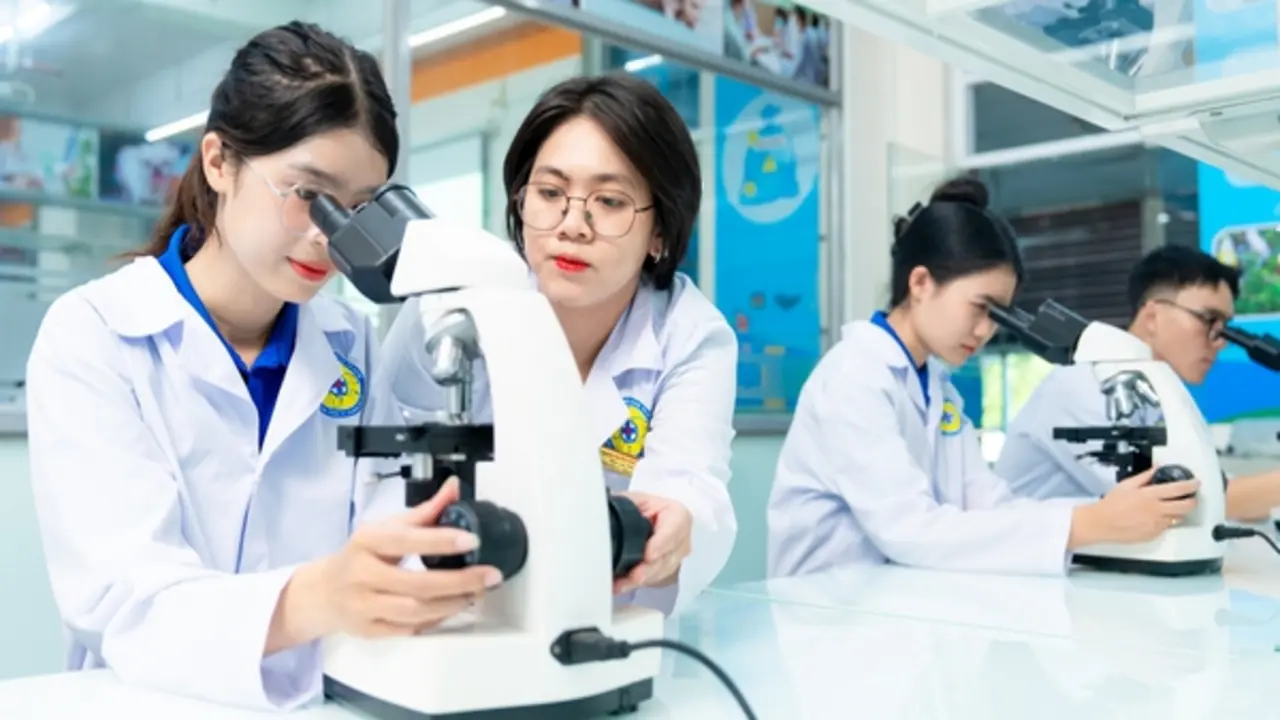 Trường ĐH Công nghệ TP.HCM công bố điểm sàn, ngành cao nhất bao nhiêu?