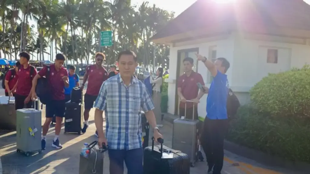 Trưởng đoàn mát tay Trần Anh Tú cùng đội tuyển Việt Nam đến Thái Lan an toàn, sẵn sàng đấu Timor Leste