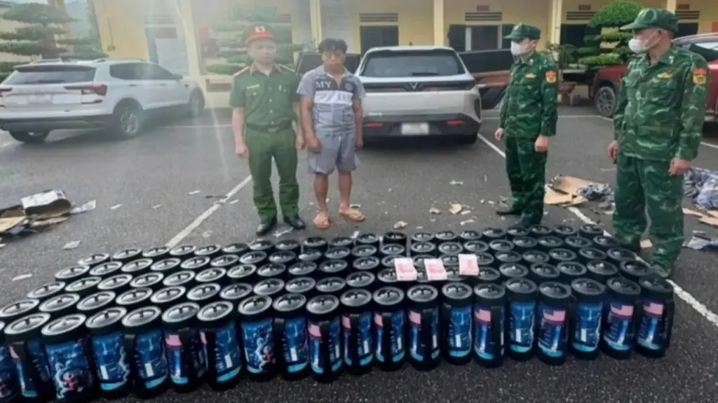 Truy đuổi ô tô chở 100 bình nghi khí cười ở Quảng Ninh