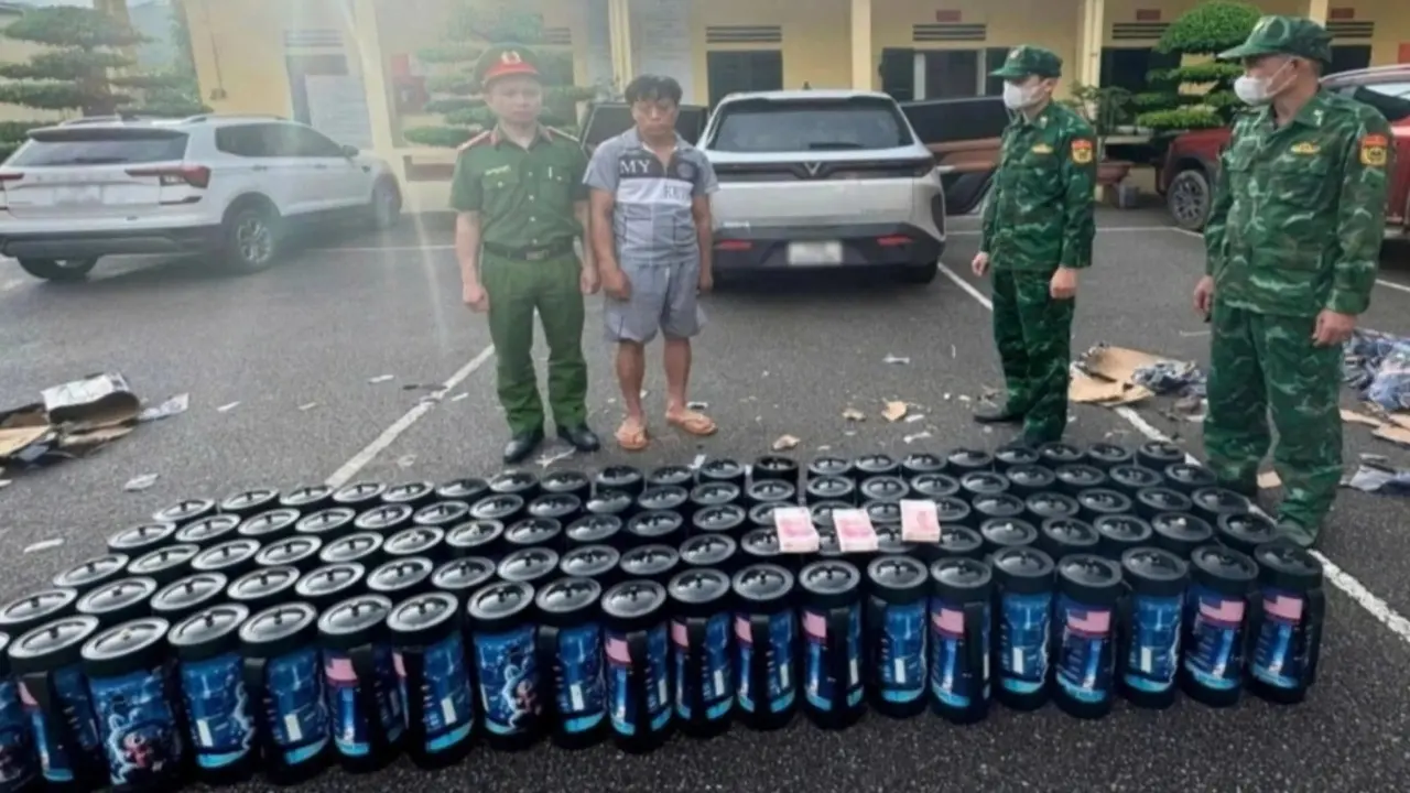 Truy đuổi ô tô chở 100 bình nghi khí cười ở Quảng Ninh