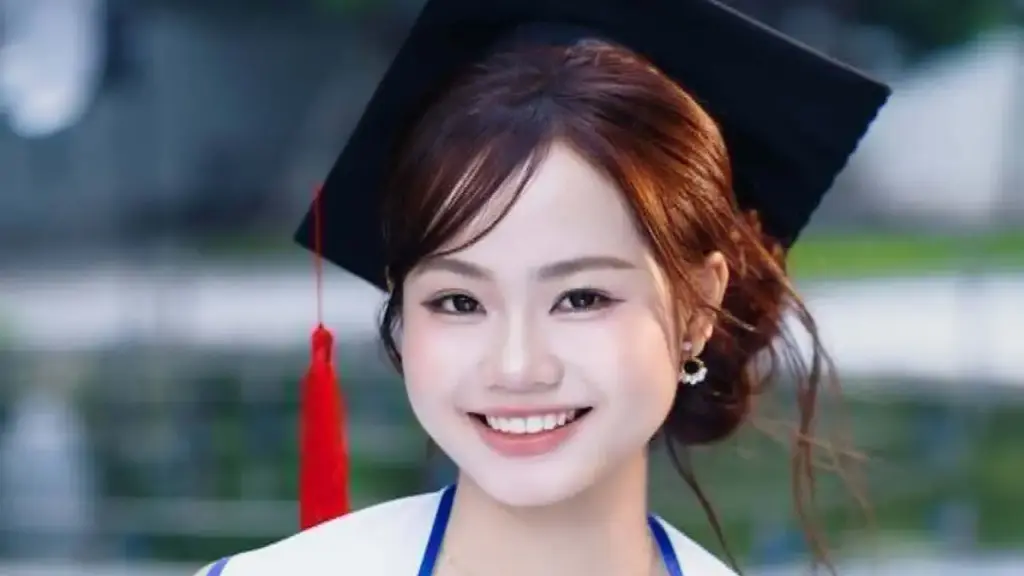 Từ cô gái bán đồ cũ đến thủ khoa điểm tuyệt đối
