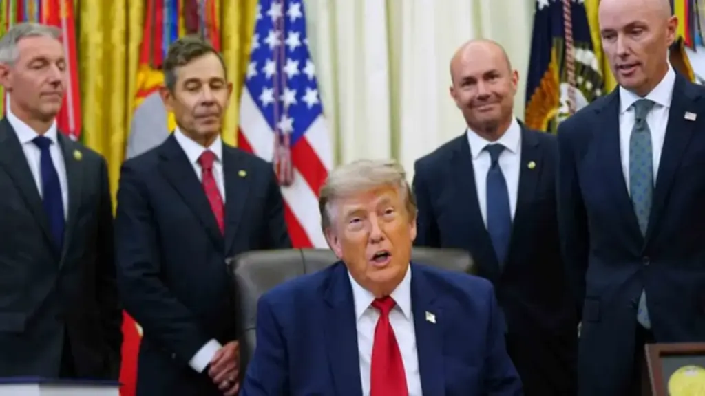 Tuyên bố bất ngờ của ông Trump về eo biển Hormuz