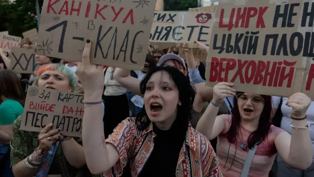 Ukraine tập kích loạt kho hàng và kho dầu Nga, ít nhất 7 người chết