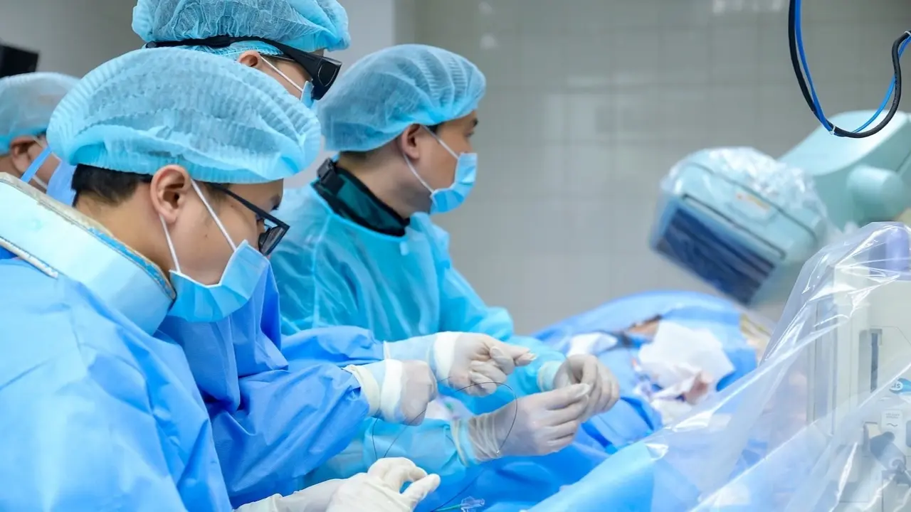 Ung thư buồng trứng gây huyết khối tĩnh mạch chân