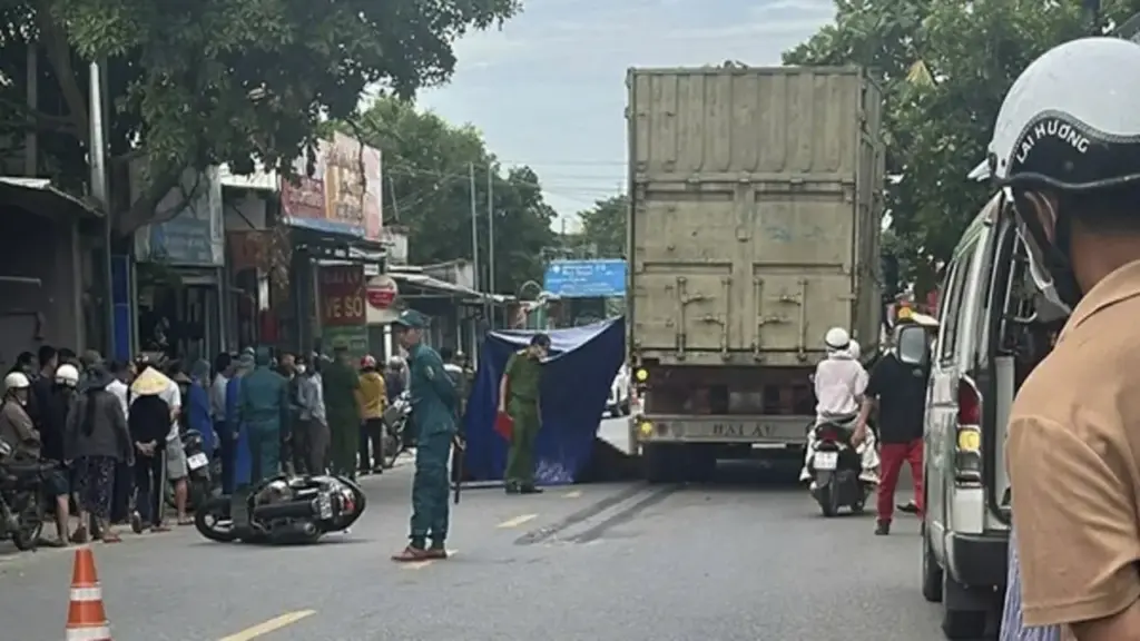 Va chạm giữa 2 xe máy và xe đầu kéo, người phụ nữ tử vong tại chỗ