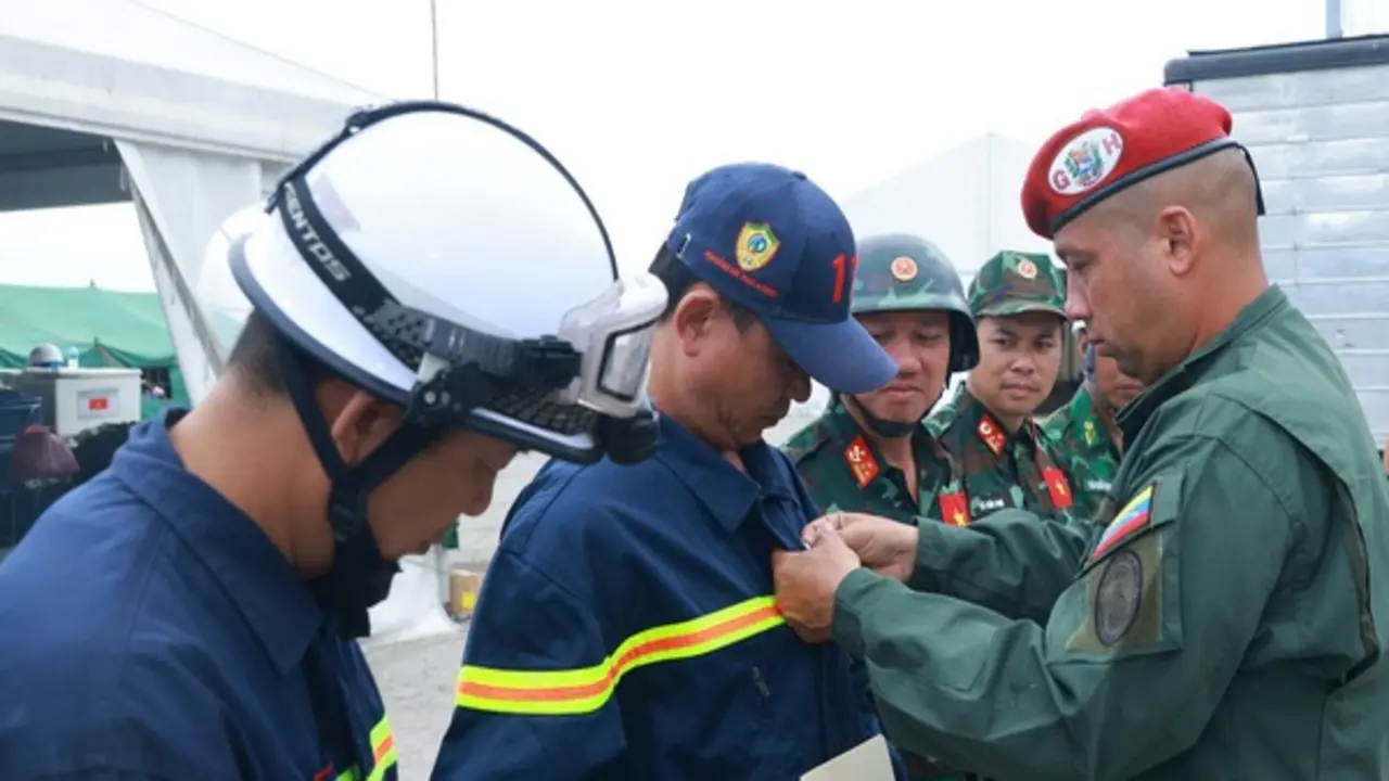 Venezuela tặng huy chương 'Anh hùng Venezuela' cho đoàn cứu hộ Việt Nam