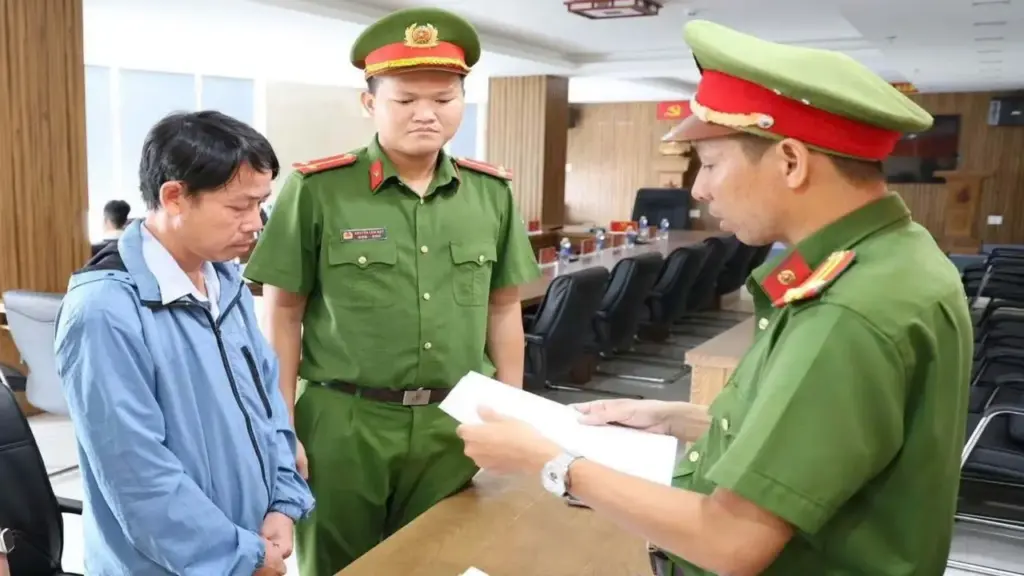 Vi phạm đấu thầu, cựu chuyên viên phòng giáo dục bị bắt