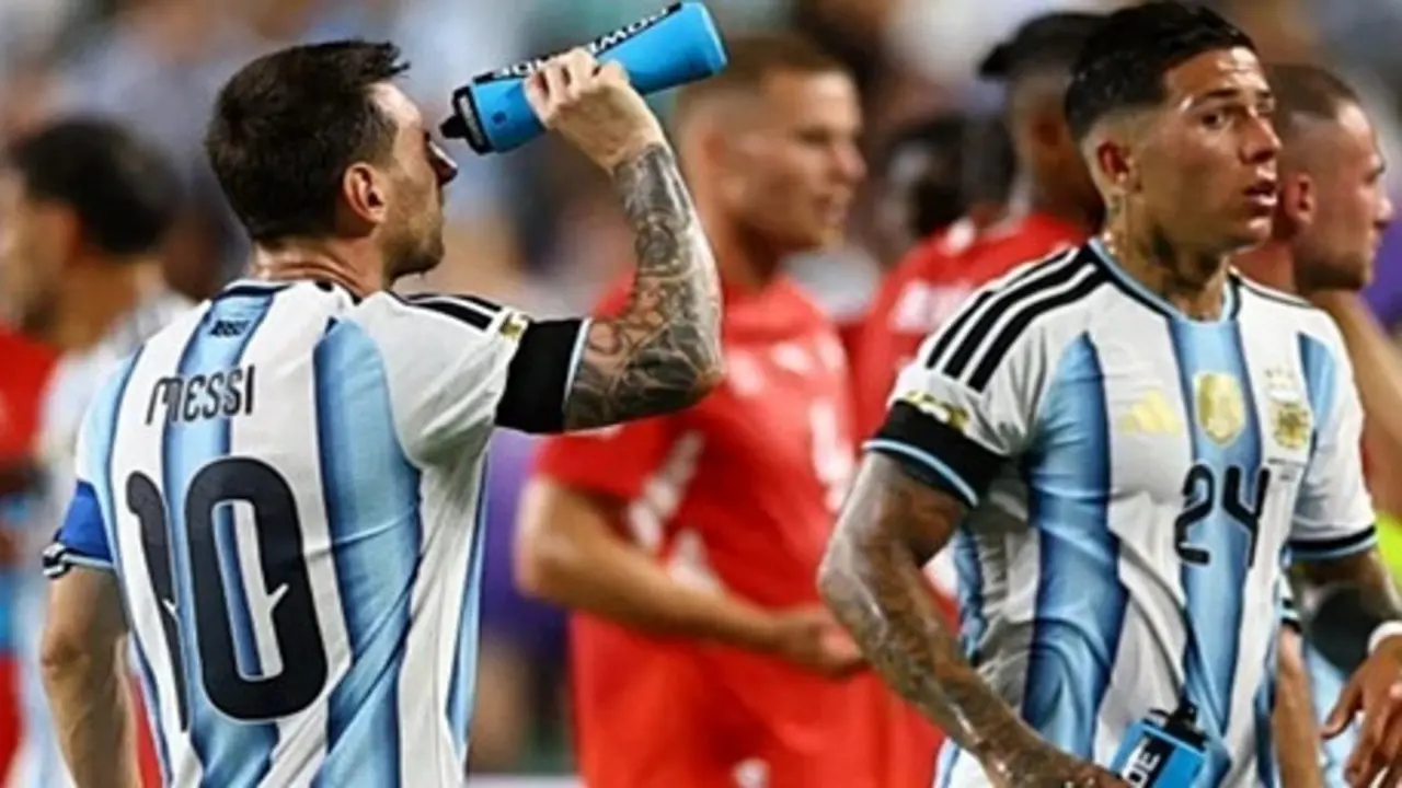 Vì sao cầu thủ Argentina đeo băng đen trong trận tứ kết World Cup?