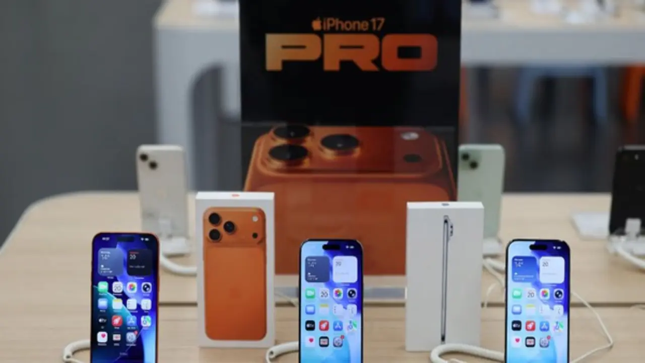 Vì sao điện thoại Samsung mất giá nhanh hơn iPhone?