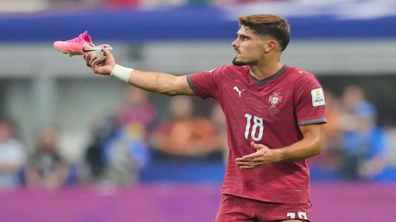 Vì sao đồng đội Ronaldo mang giày rách gót?