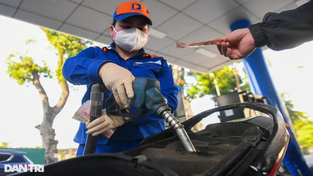 Vì sao giảm thuế đến hết tháng 9, giá xăng vẫn tăng hơn 1.000 đồng/lít?