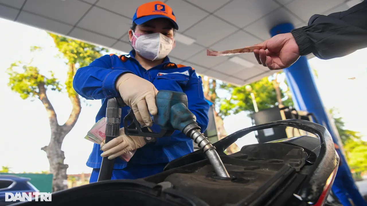Vì sao giảm thuế đến hết tháng 9, giá xăng vẫn tăng hơn 1.000 đồng/lít?