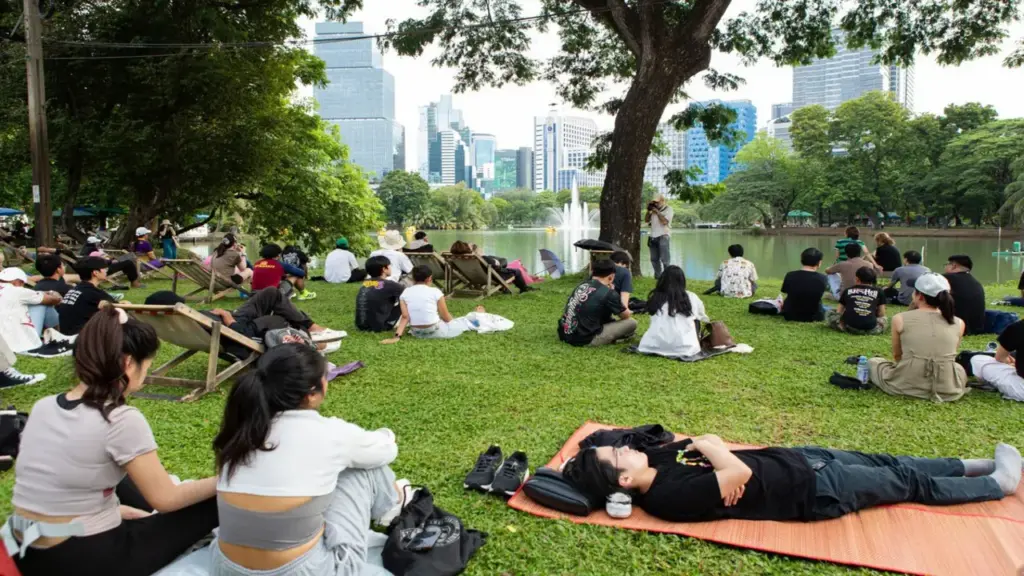 Vì sao hàng trăm người Thái Lan tụ tập vào cuối tuần và 'không làm gì'?
