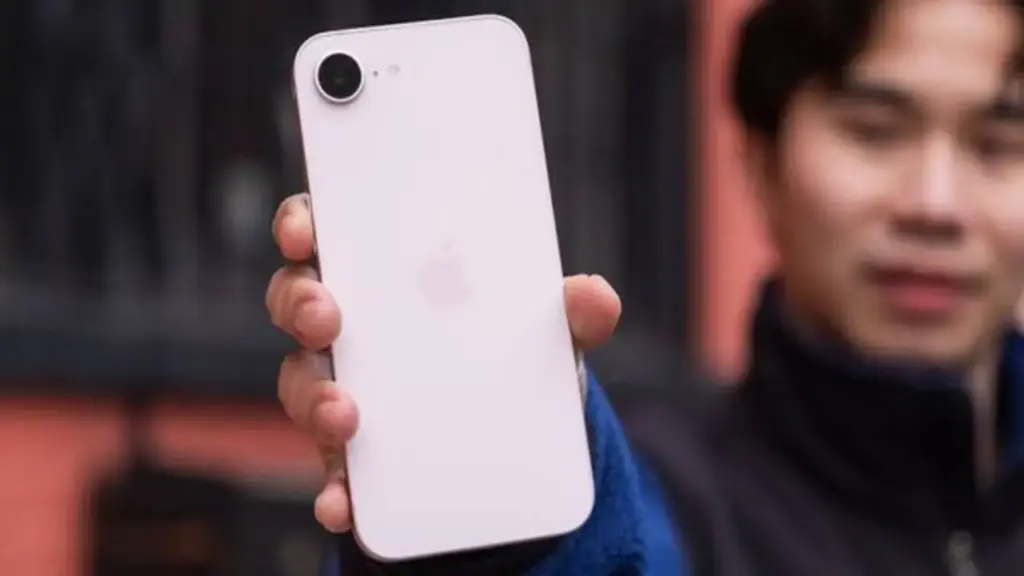 Vì sao iPhone e có giá dễ tiếp cận hơn các mẫu tiêu chuẩn?