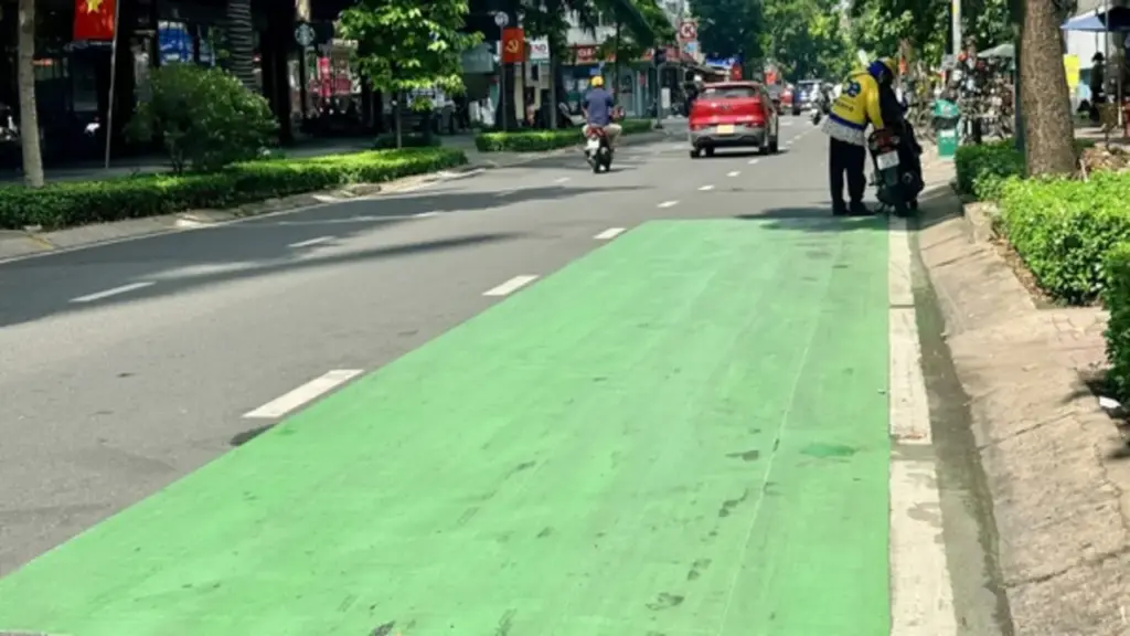 Vì sao mảng sơn xanh ở trạm xe buýt TP.HCM sáng hơn trước?