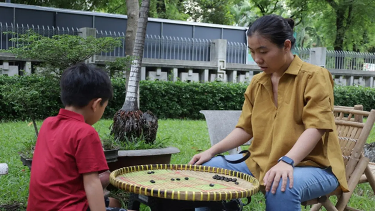 Vì sao người trẻ ít gắn kết với gia đình nhưng lại thích chia sẻ, tương tác trên mạng xã hội?