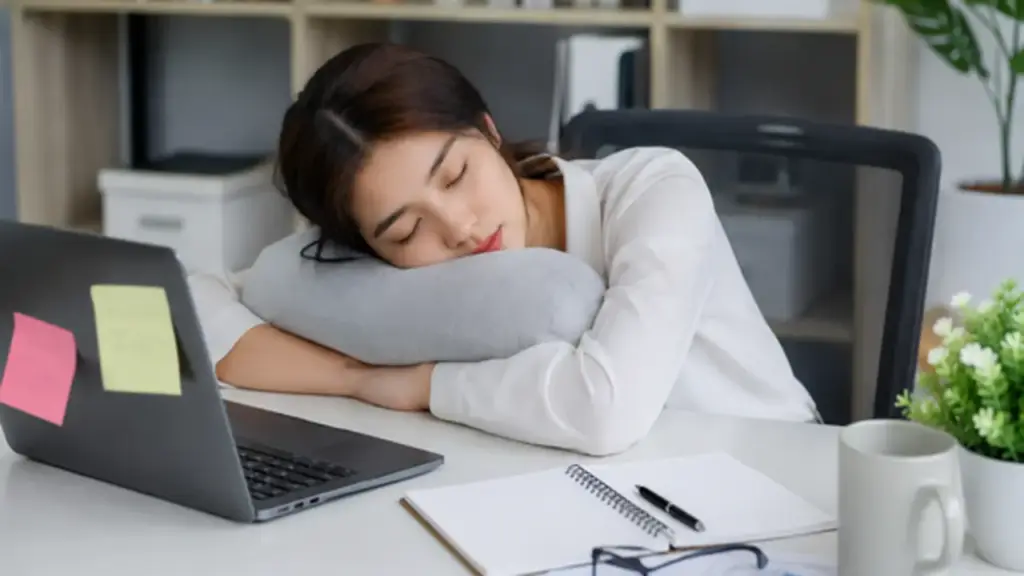 Vì sao nhiều người mệt mỏi, lờ đờ sau khi ngủ trưa?