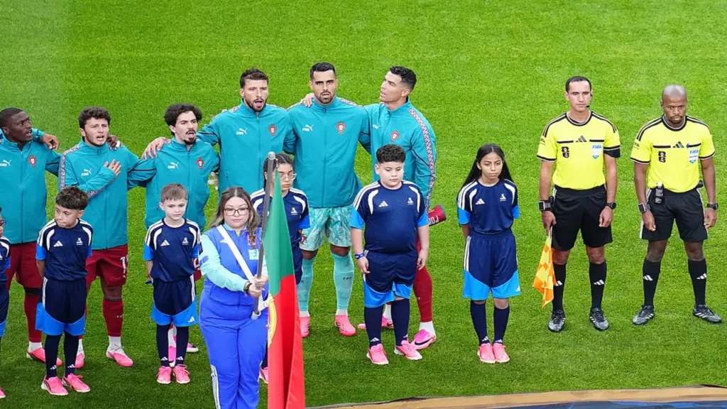 Vì sao Ronaldo đứng nghiêng khi chào cờ?