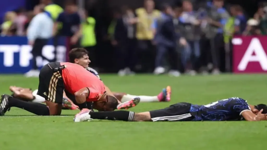 Vì sao trọng tài “may mắn” của Messi bất ngờ quỳ gối sau trận đấu?