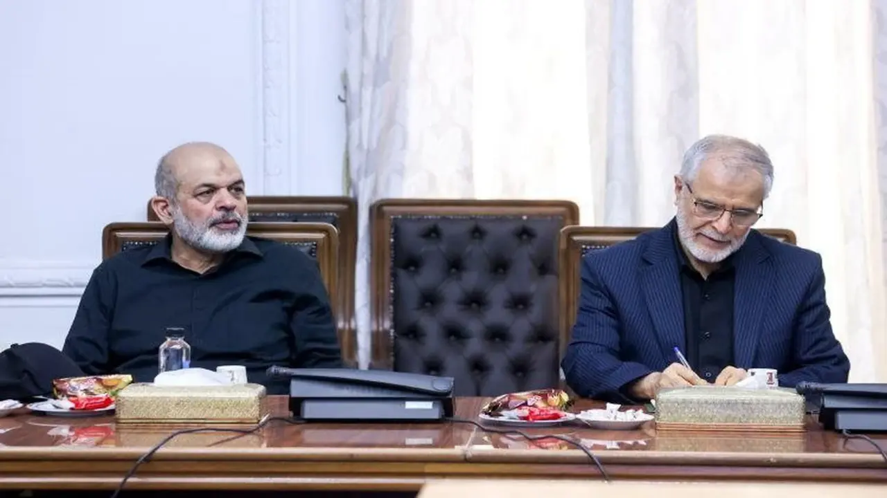Vị tướng quyền lực của Iran tái xuất, đứng cạnh linh cữu ông Ali Khamenei