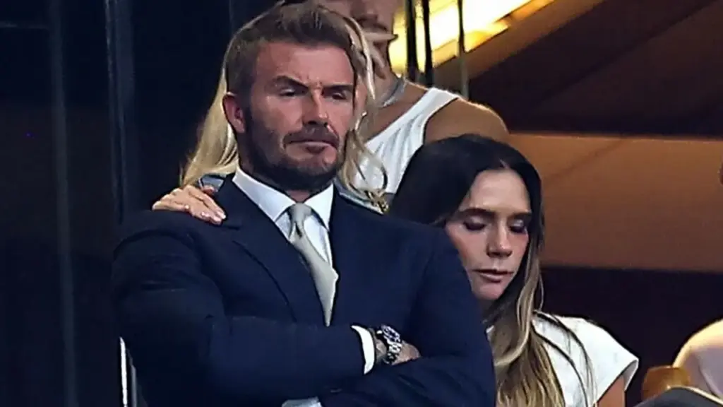Victoria Beckham an ủi chồng sau thất bại của đội Anh