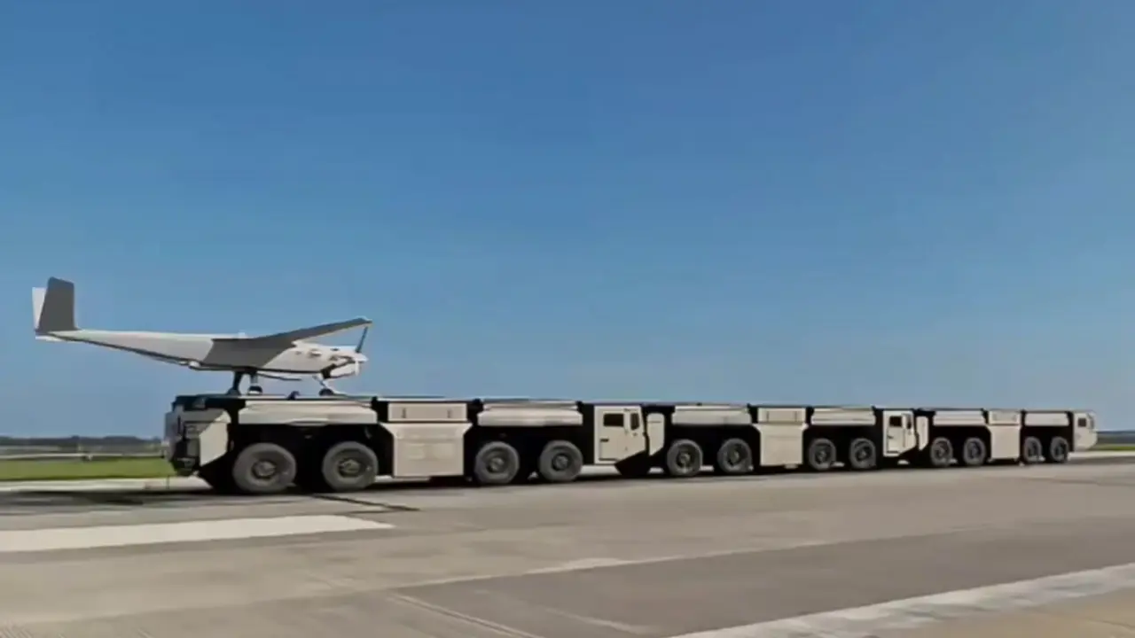 Video hé lộ Trung Quốc ghép ba xe tải thành bệ phóng UAV điện từ