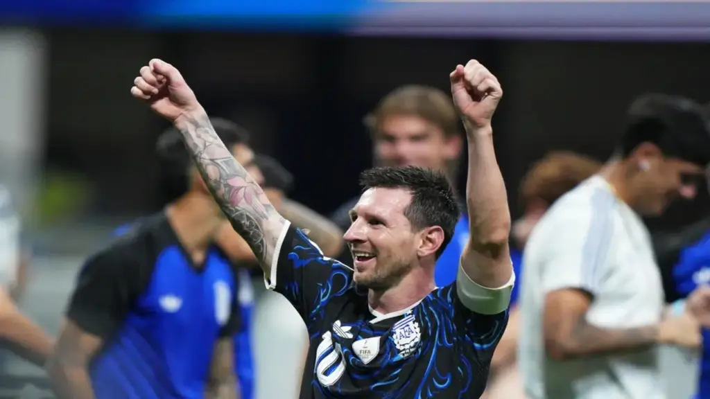 Video Messi hai lần kiến tạo giúp Argentina đánh bại tuyển Anh