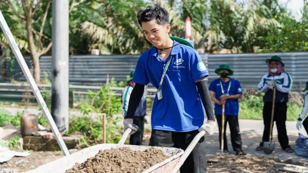 Viên gạch chuyền tay xây nhà tình bạn dưới nắng tháng 7