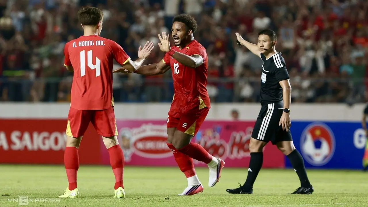 Việt Nam 1-0 Myanmar (H1): Xuân Son ngả người vô-lê ghi bàn
